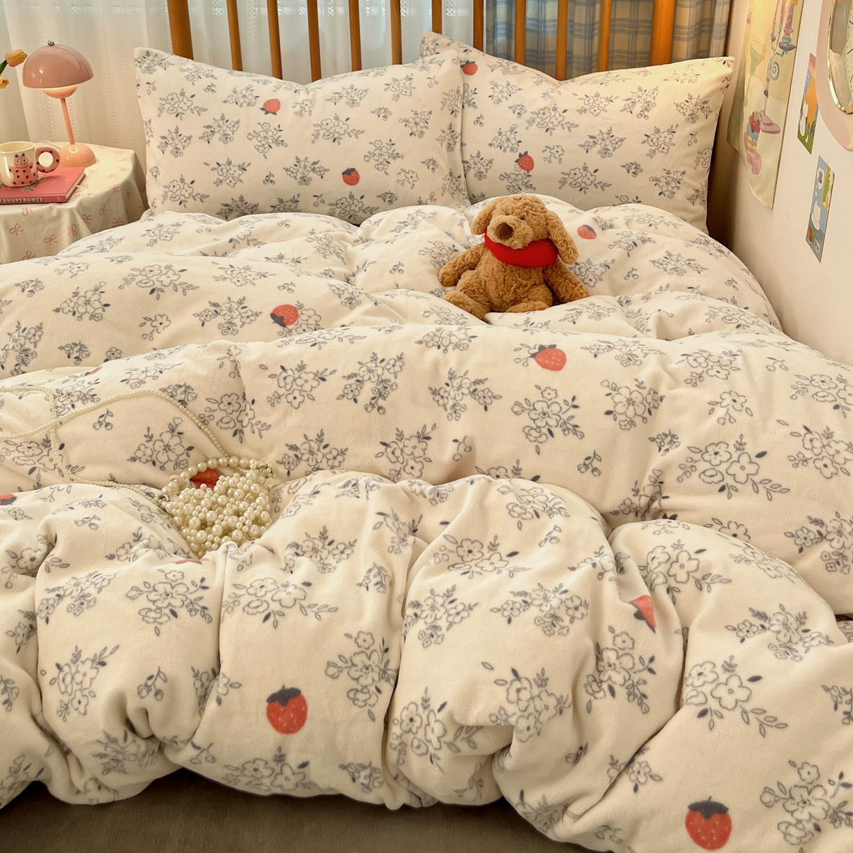 91家纺网 家纺一手货源 找家纺 小叮当家纺仓储工厂店 2025新款牛奶绒印花四件套 浅花莓语