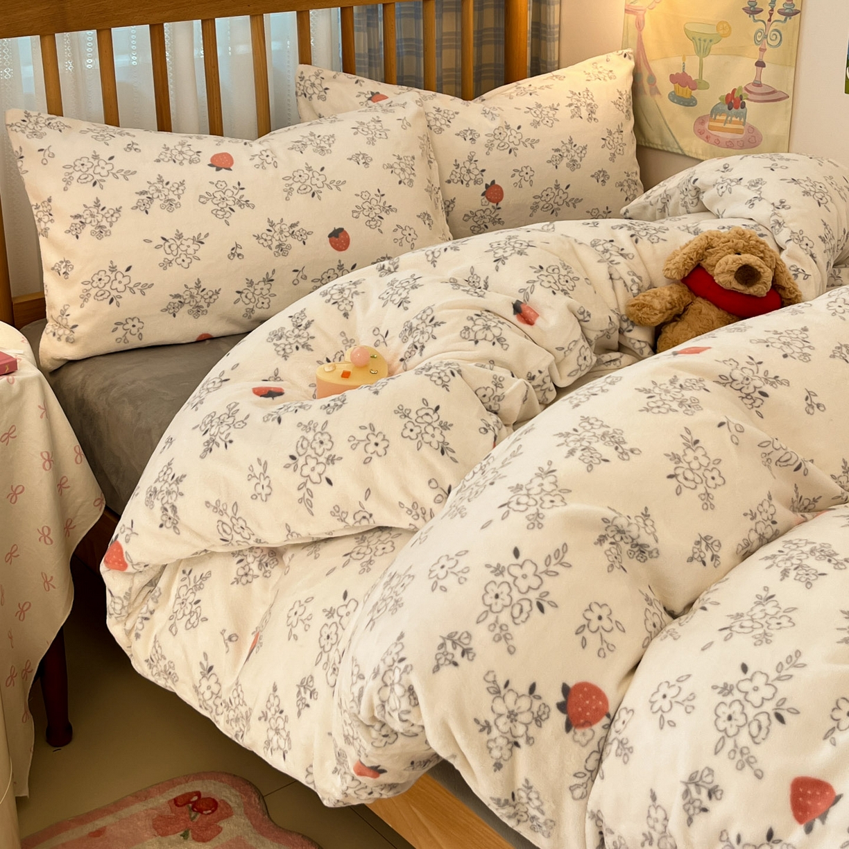 91家纺网 家纺一手货源 找家纺 小叮当家纺仓储工厂店 2025新款牛奶绒印花四件套 浅花莓语