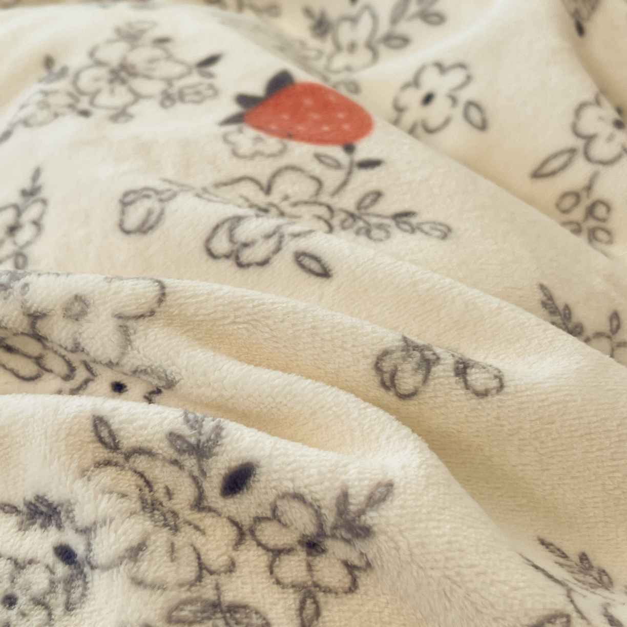 91家纺网 家纺一手货源 找家纺 小叮当家纺仓储工厂店 2025新款牛奶绒印花四件套 浅花莓语