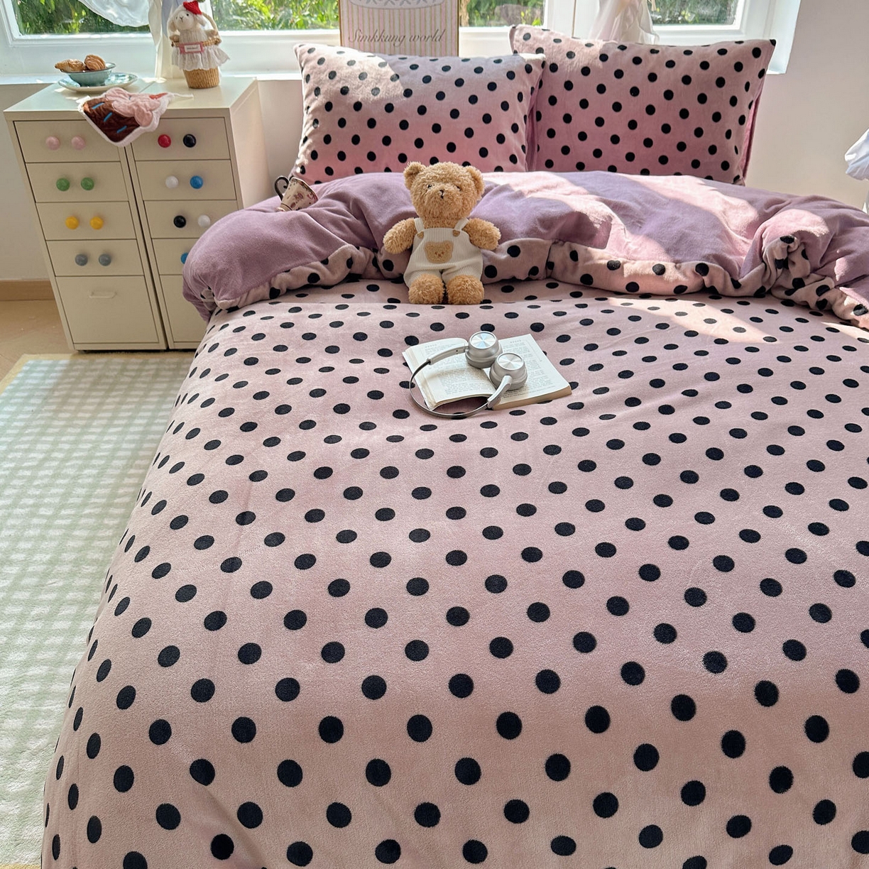 91家纺网 家纺一手货源 找家纺 暖芯优选 2025新款小清新加厚高克重牛奶绒四件套直播热款电商热款 波利圆点-紫