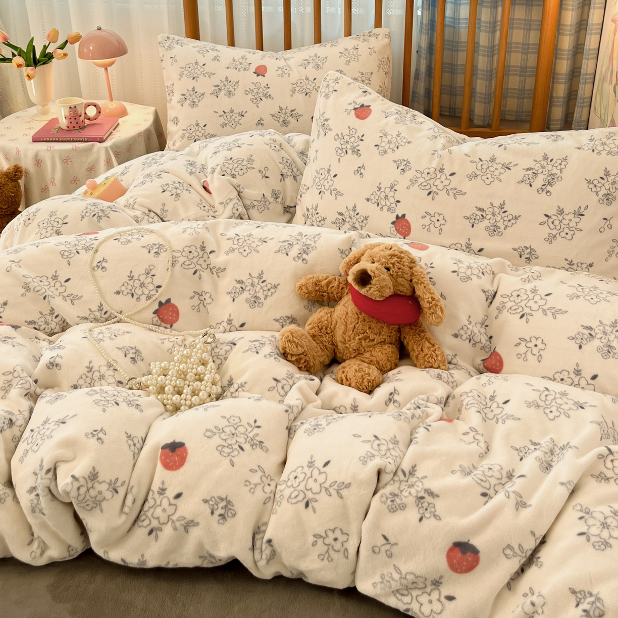 91家纺网 家纺一手货源 找家纺 小叮当家纺仓储工厂店 2025新款牛奶绒印花四件套 浅花莓语