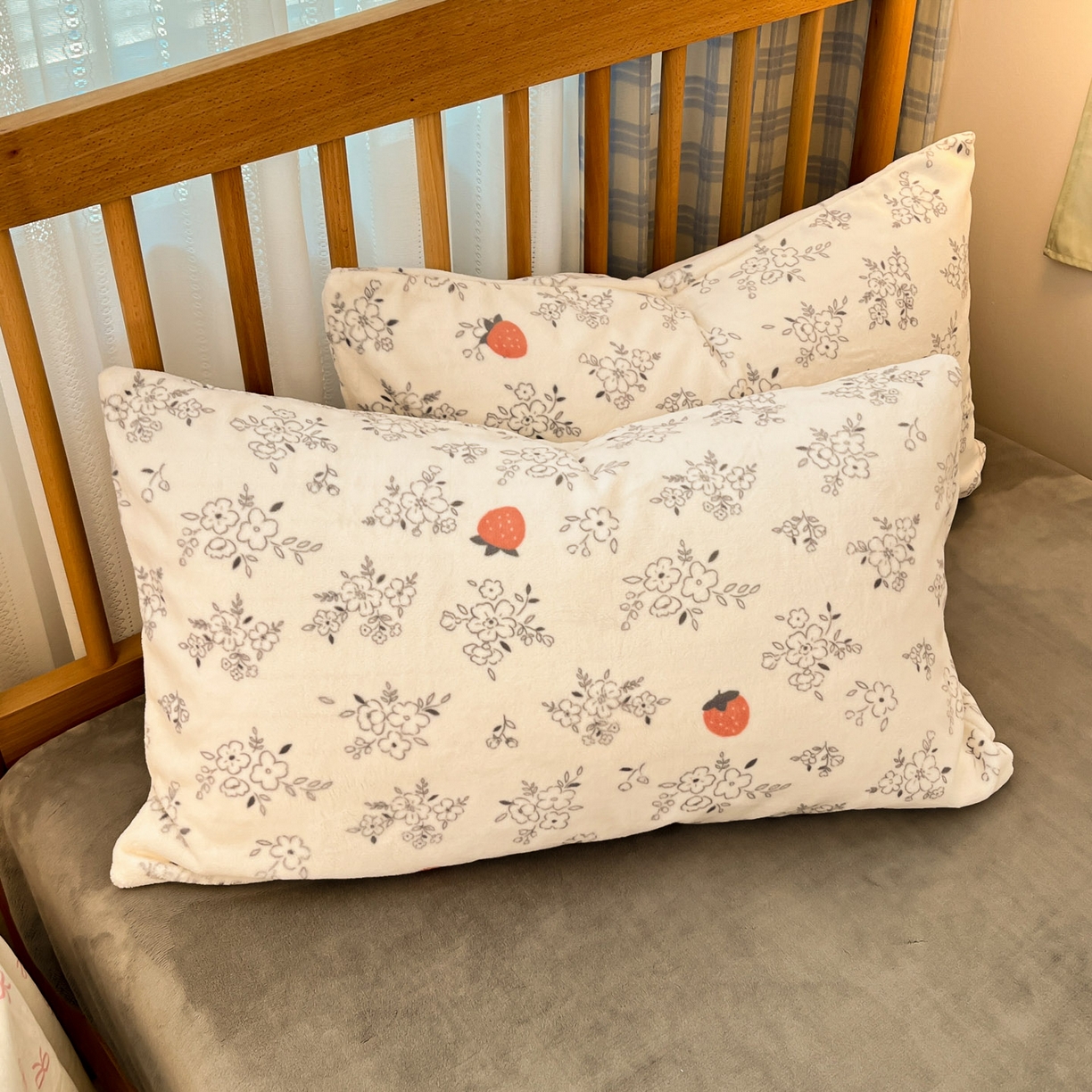 91家纺网 家纺一手货源 找家纺 小叮当家纺仓储工厂店 2025新款牛奶绒印花四件套 浅花莓语