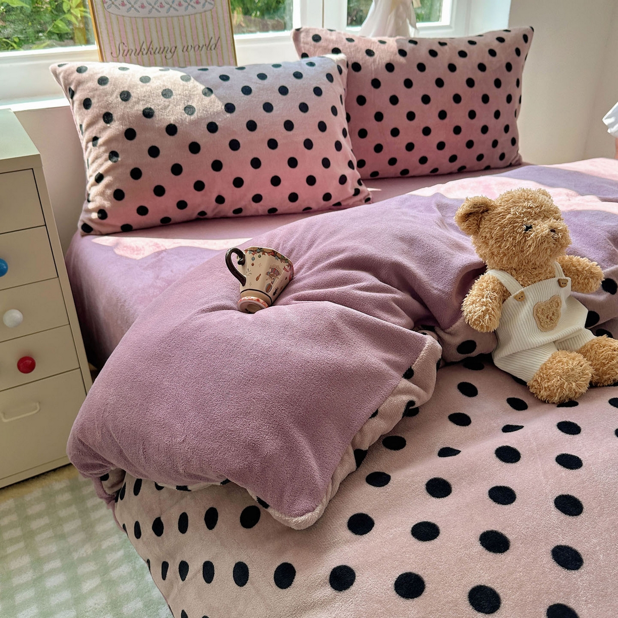 91家纺网 家纺一手货源 找家纺 暖芯优选 2025新款小清新加厚高克重牛奶绒四件套直播热款电商热款 波利圆点-紫