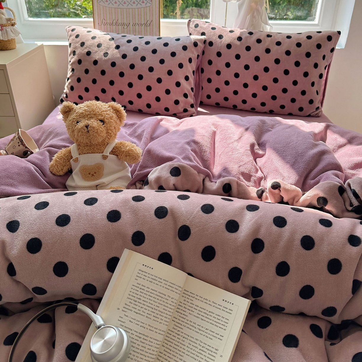 91家纺网 家纺一手货源 找家纺 暖芯优选 2025新款小清新加厚高克重牛奶绒四件套直播热款电商热款 波利圆点-紫