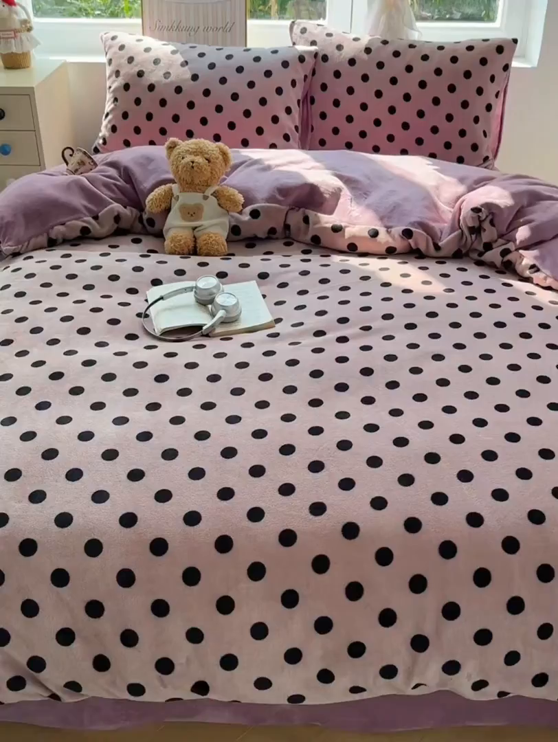 91家纺网 家纺一手货源 找家纺 暖芯优选 2025新款小清新加厚高克重牛奶绒四件套直播热款电商热款 波利圆点-紫