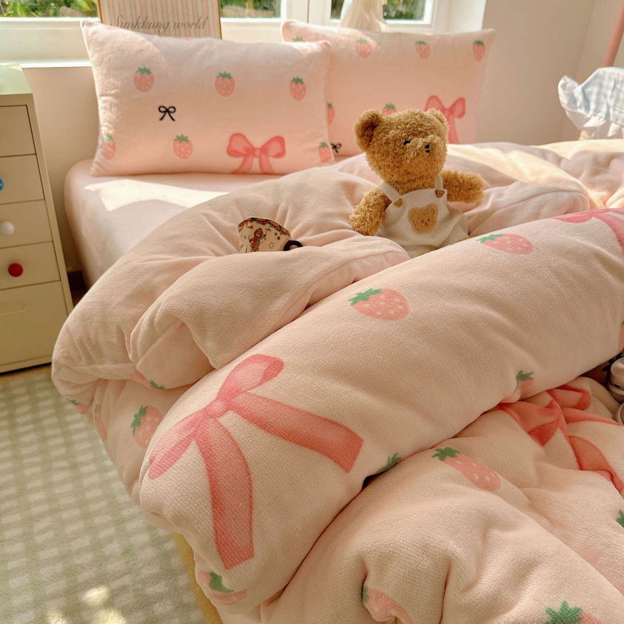 91家纺网 家纺一手货源 找家纺 暖芯优选 2025新款小清新加厚高克重牛奶绒四件套直播热款电商热款 草莓蝴蝶结