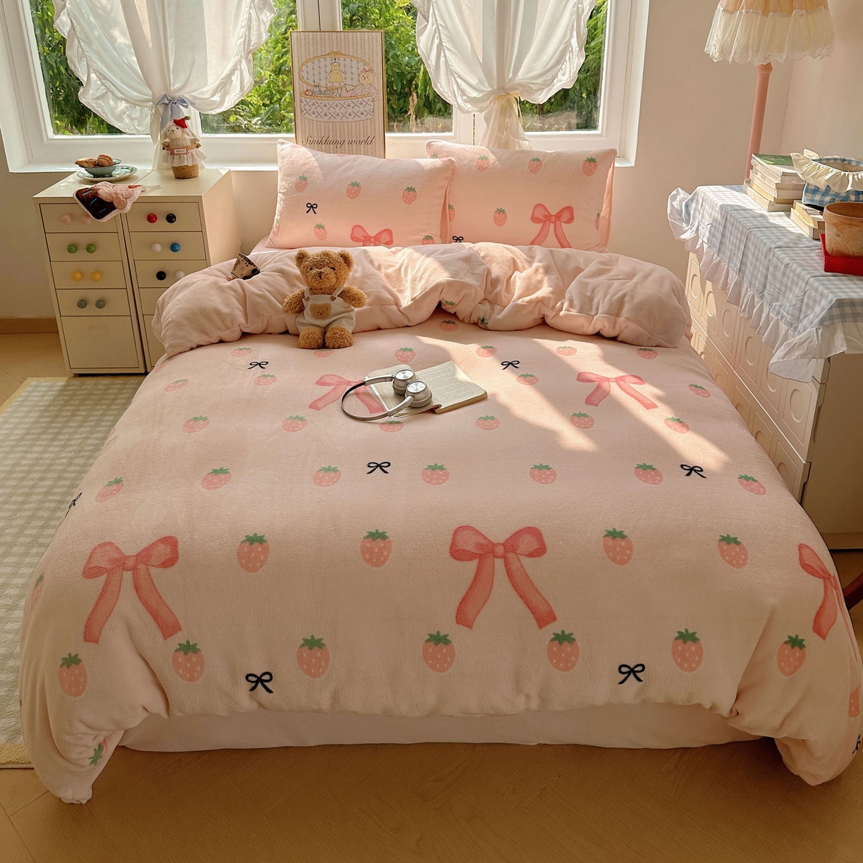 91家纺网 家纺一手货源 找家纺 暖芯优选 2025新款小清新加厚高克重牛奶绒四件套直播热款电商热款 草莓蝴蝶结