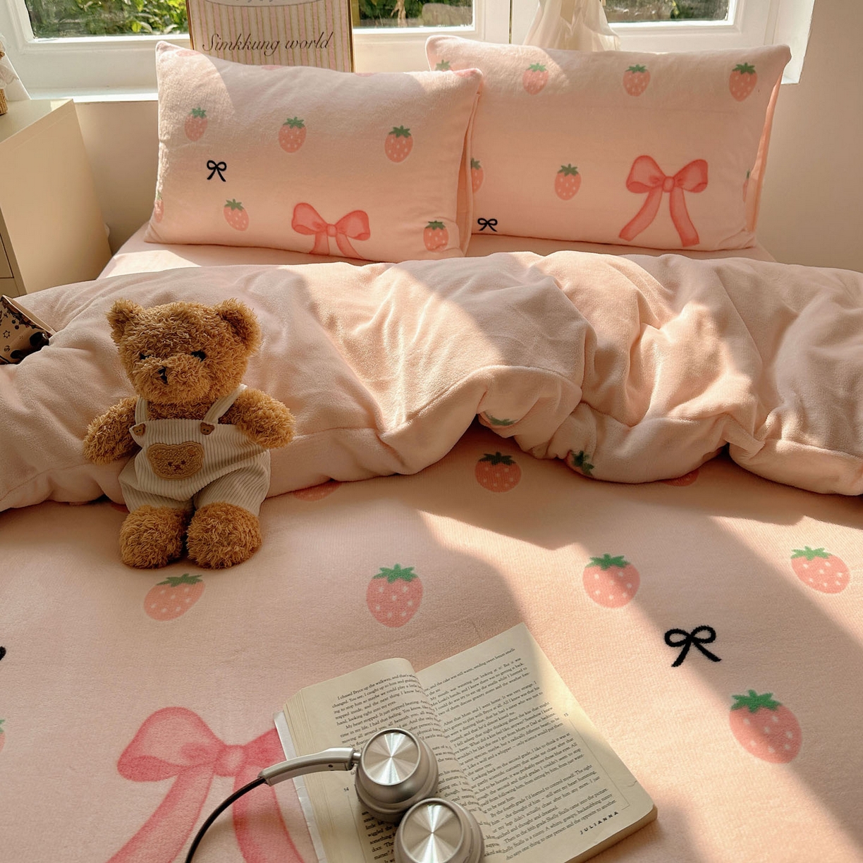 91家纺网 家纺一手货源 找家纺 暖芯优选 2025新款小清新加厚高克重牛奶绒四件套直播热款电商热款 草莓蝴蝶结