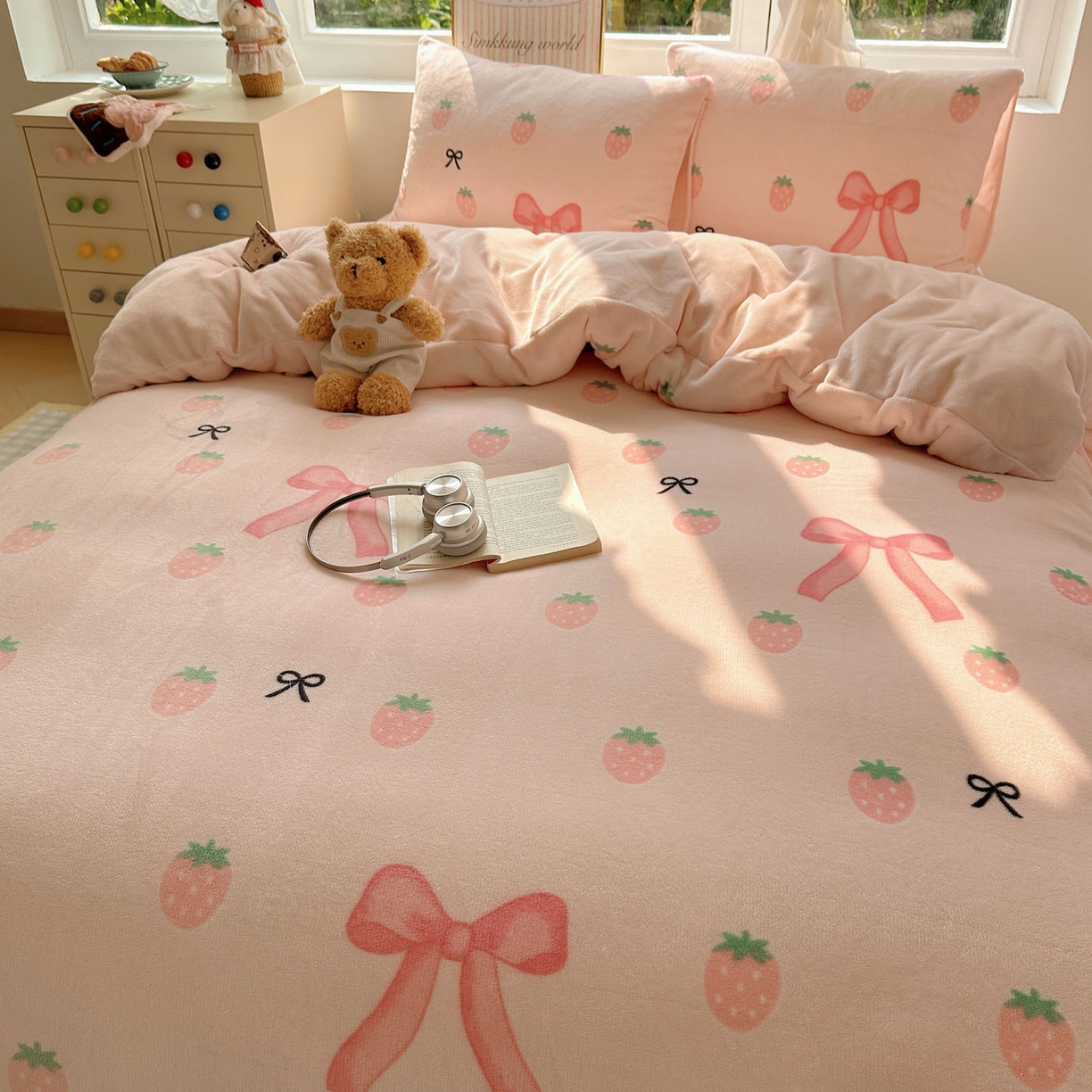 91家纺网 家纺一手货源 找家纺 暖芯优选 2025新款小清新加厚高克重牛奶绒四件套直播热款电商热款 草莓蝴蝶结