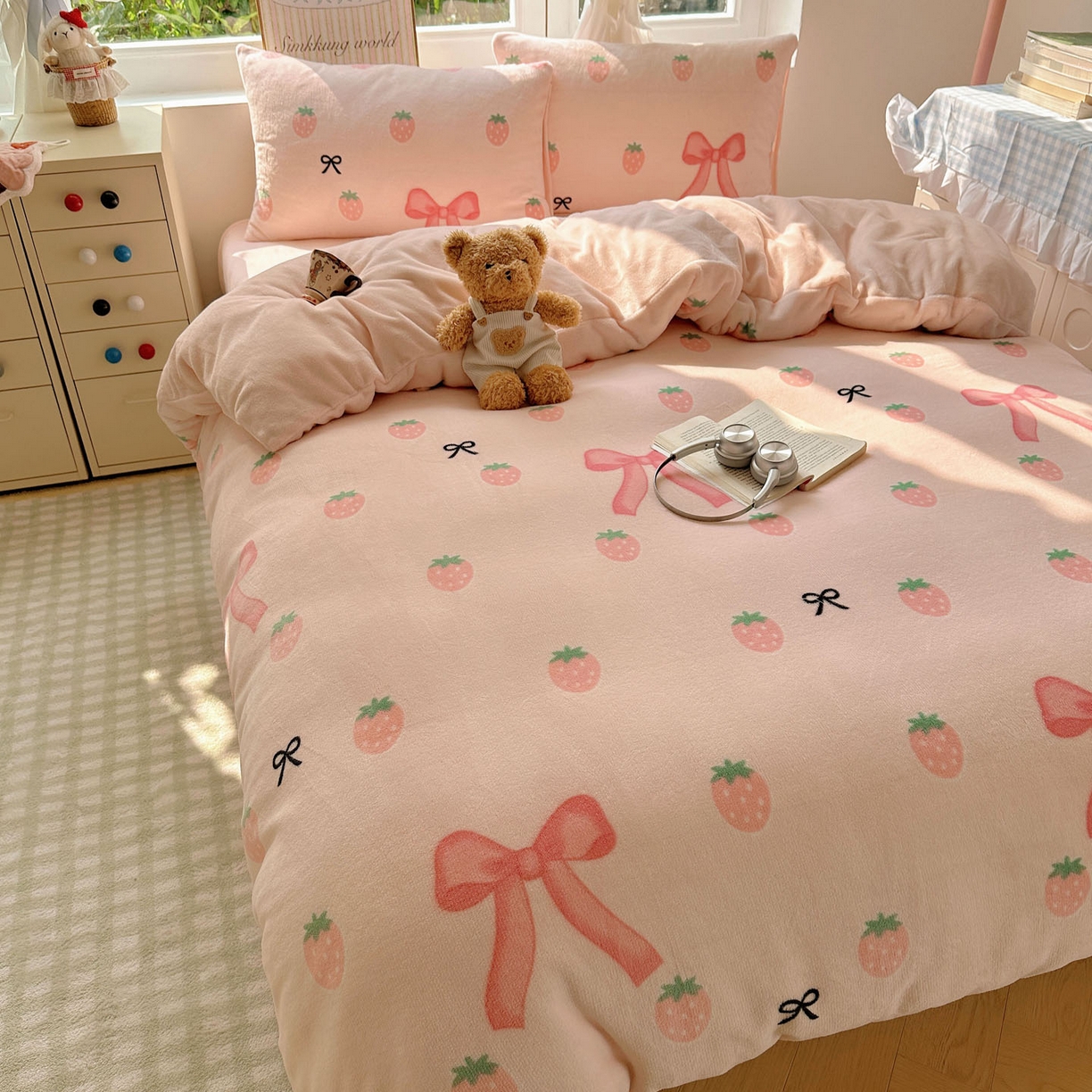 91家纺网 家纺一手货源 找家纺 暖芯优选 2025新款小清新加厚高克重牛奶绒四件套直播热款电商热款 草莓蝴蝶结