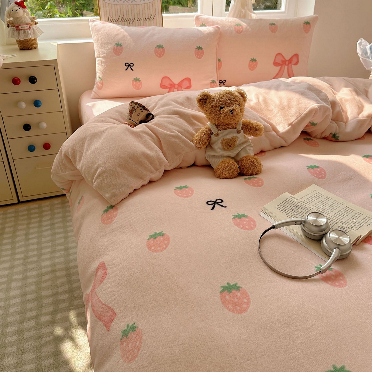 91家纺网 家纺一手货源 找家纺 暖芯优选 2025新款小清新加厚高克重牛奶绒四件套直播热款电商热款 草莓蝴蝶结