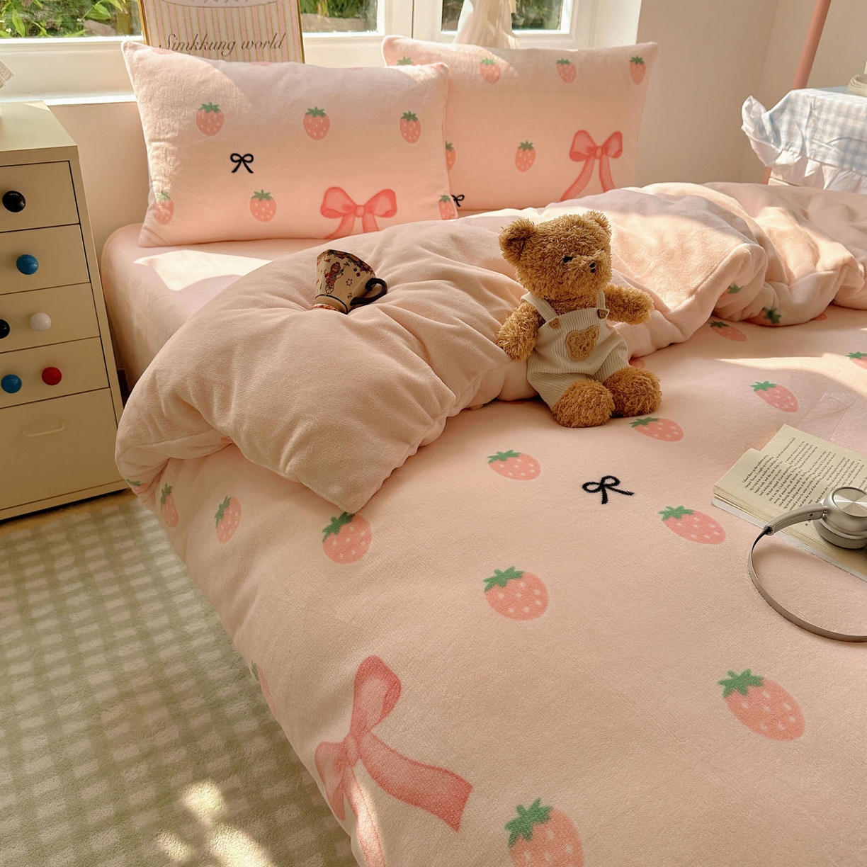 91家纺网 家纺一手货源 找家纺 暖芯优选 2025新款小清新加厚高克重牛奶绒四件套直播热款电商热款 草莓蝴蝶结