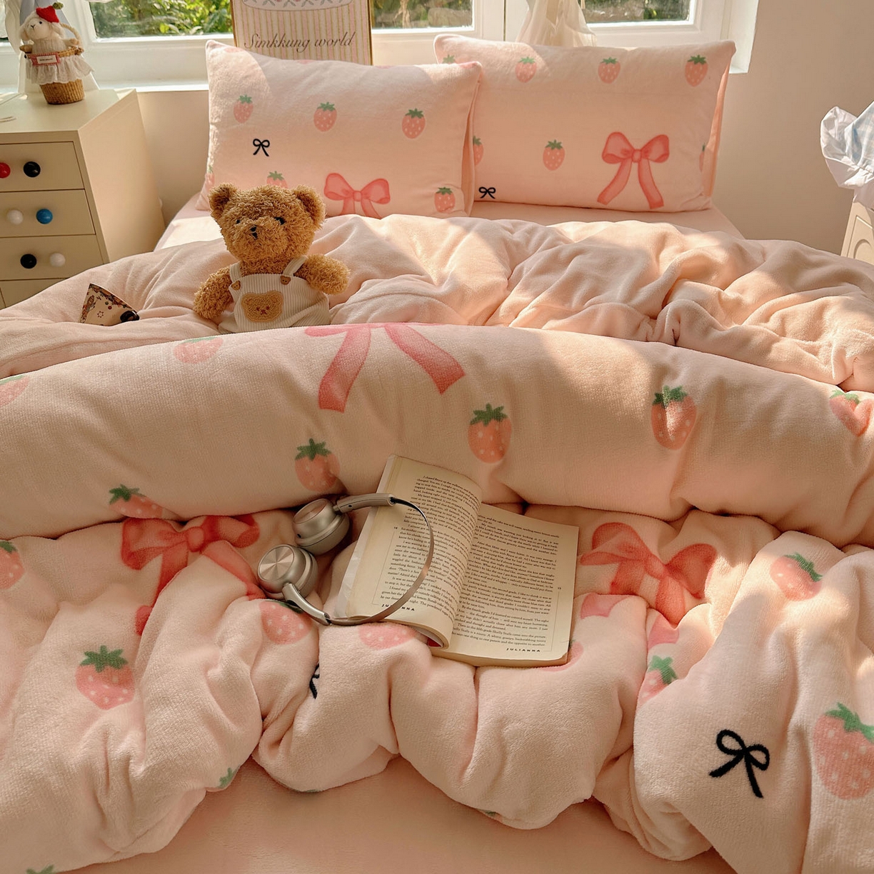 91家纺网 家纺一手货源 找家纺 暖芯优选 2025新款小清新加厚高克重牛奶绒四件套直播热款电商热款 草莓蝴蝶结