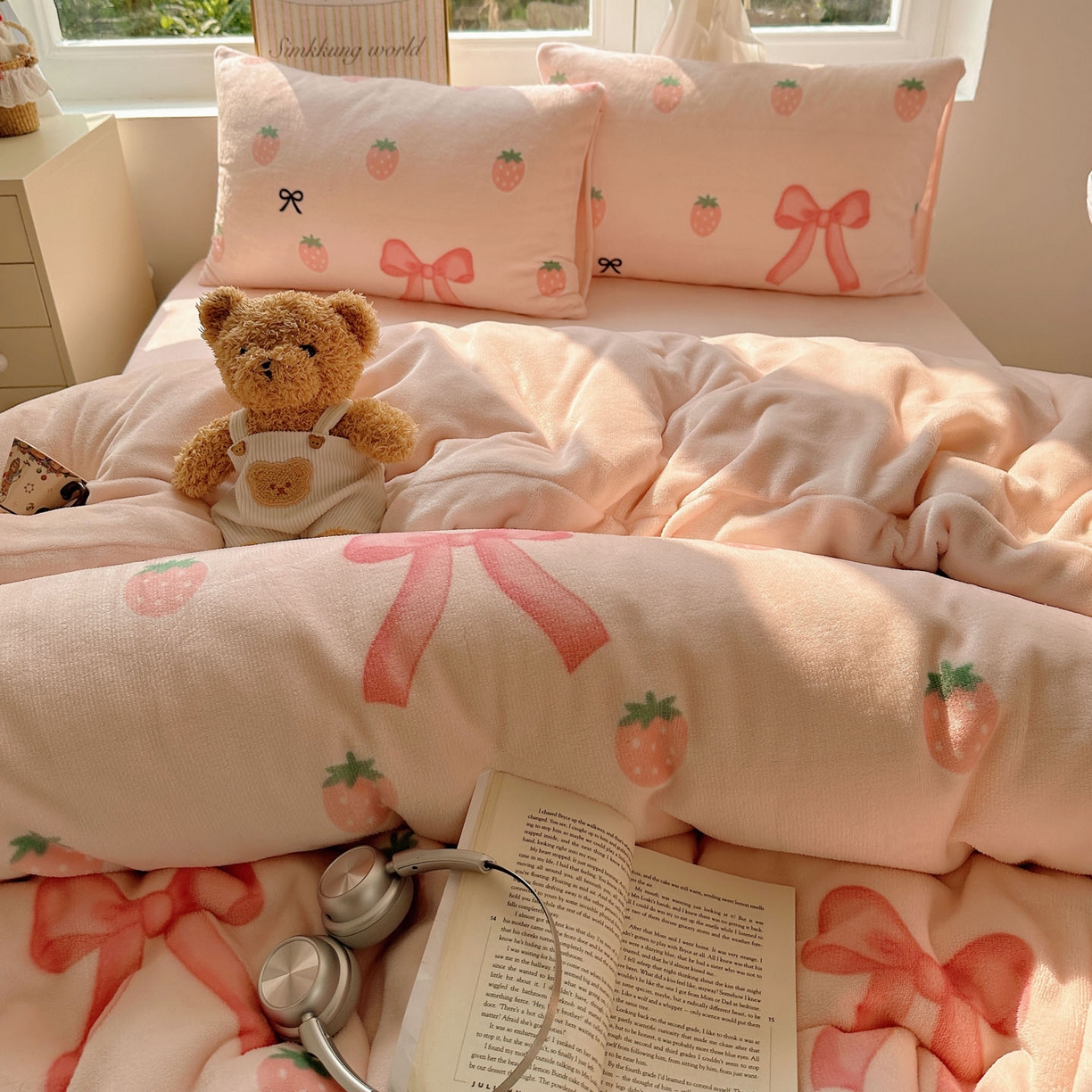 91家纺网 家纺一手货源 找家纺 暖芯优选 2025新款小清新加厚高克重牛奶绒四件套直播热款电商热款 草莓蝴蝶结