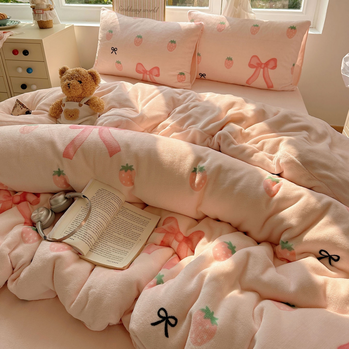 91家纺网 家纺一手货源 找家纺 暖芯优选 2025新款小清新加厚高克重牛奶绒四件套直播热款电商热款 草莓蝴蝶结