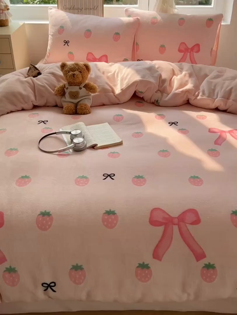 91家纺网 家纺一手货源 找家纺 暖芯优选 2025新款小清新加厚高克重牛奶绒四件套直播热款电商热款 草莓蝴蝶结