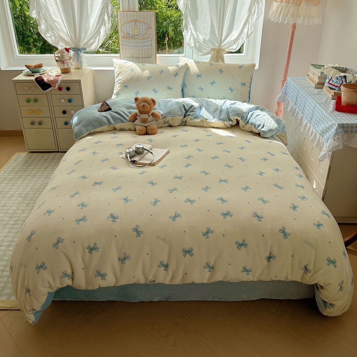 91家纺网 家纺一手货源 找家纺 暖芯优选 2025新款小清新加厚高克重牛奶绒四件套直播热款电商热款 蓝色蝴蝶结