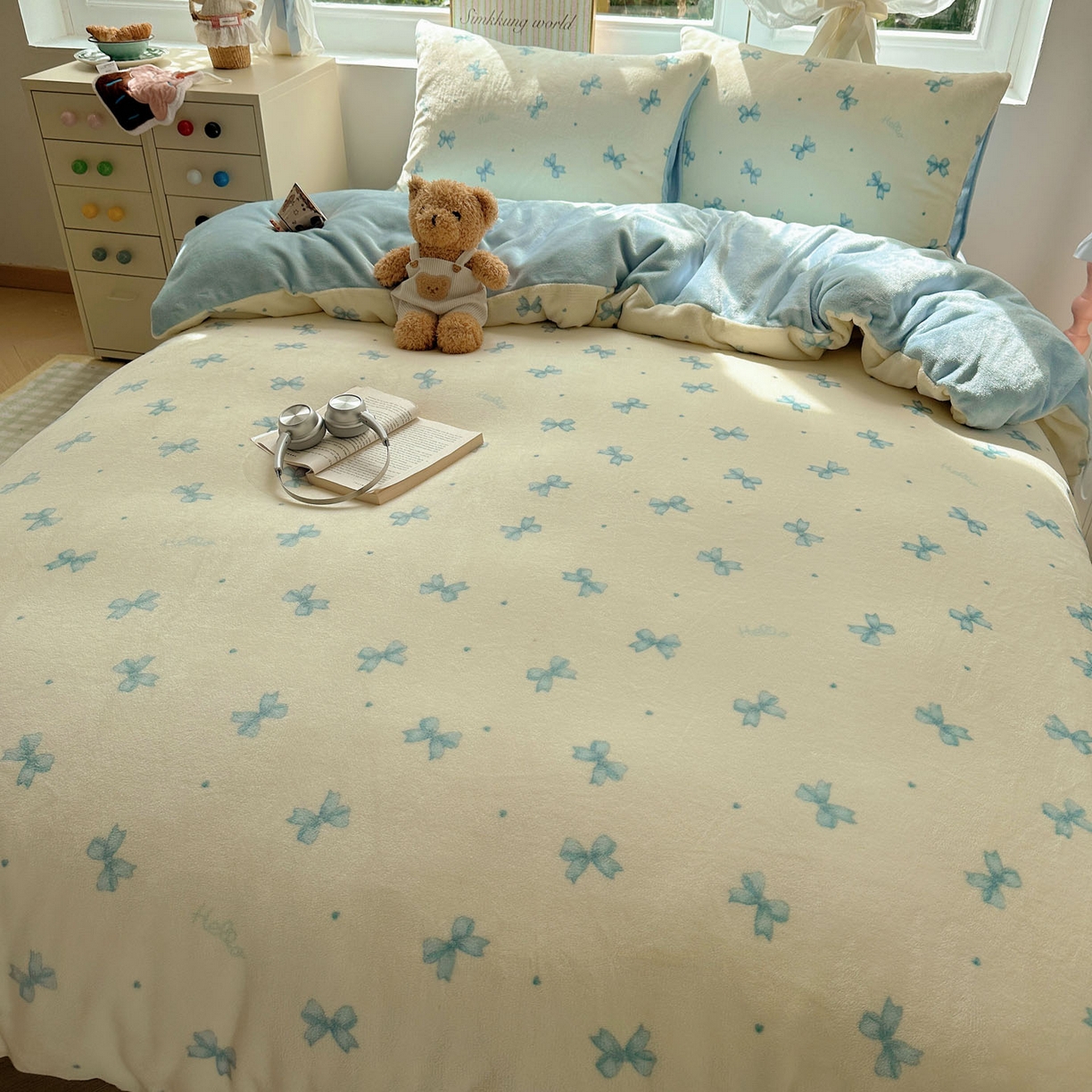 91家纺网 家纺一手货源 找家纺 暖芯优选 2025新款小清新加厚高克重牛奶绒四件套直播热款电商热款 蓝色蝴蝶结