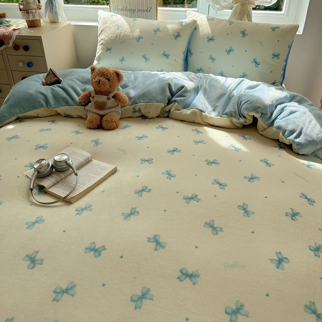 91家纺网 家纺一手货源 找家纺 暖芯优选 2025新款小清新加厚高克重牛奶绒四件套直播热款电商热款 蓝色蝴蝶结