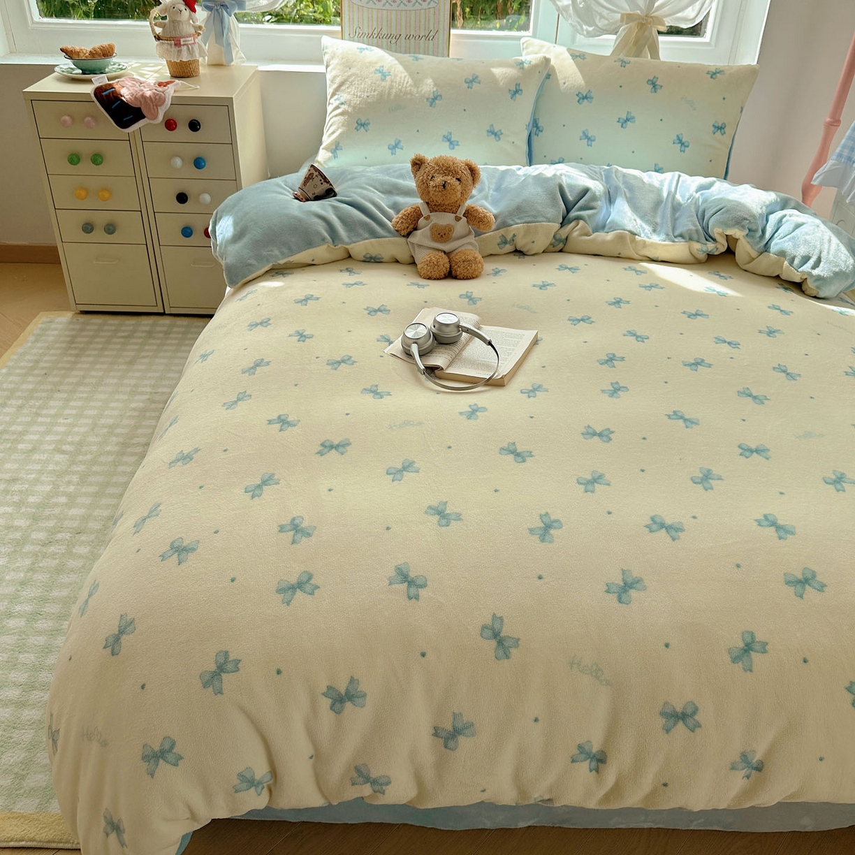 91家纺网 家纺一手货源 找家纺 暖芯优选 2025新款小清新加厚高克重牛奶绒四件套直播热款电商热款 蓝色蝴蝶结