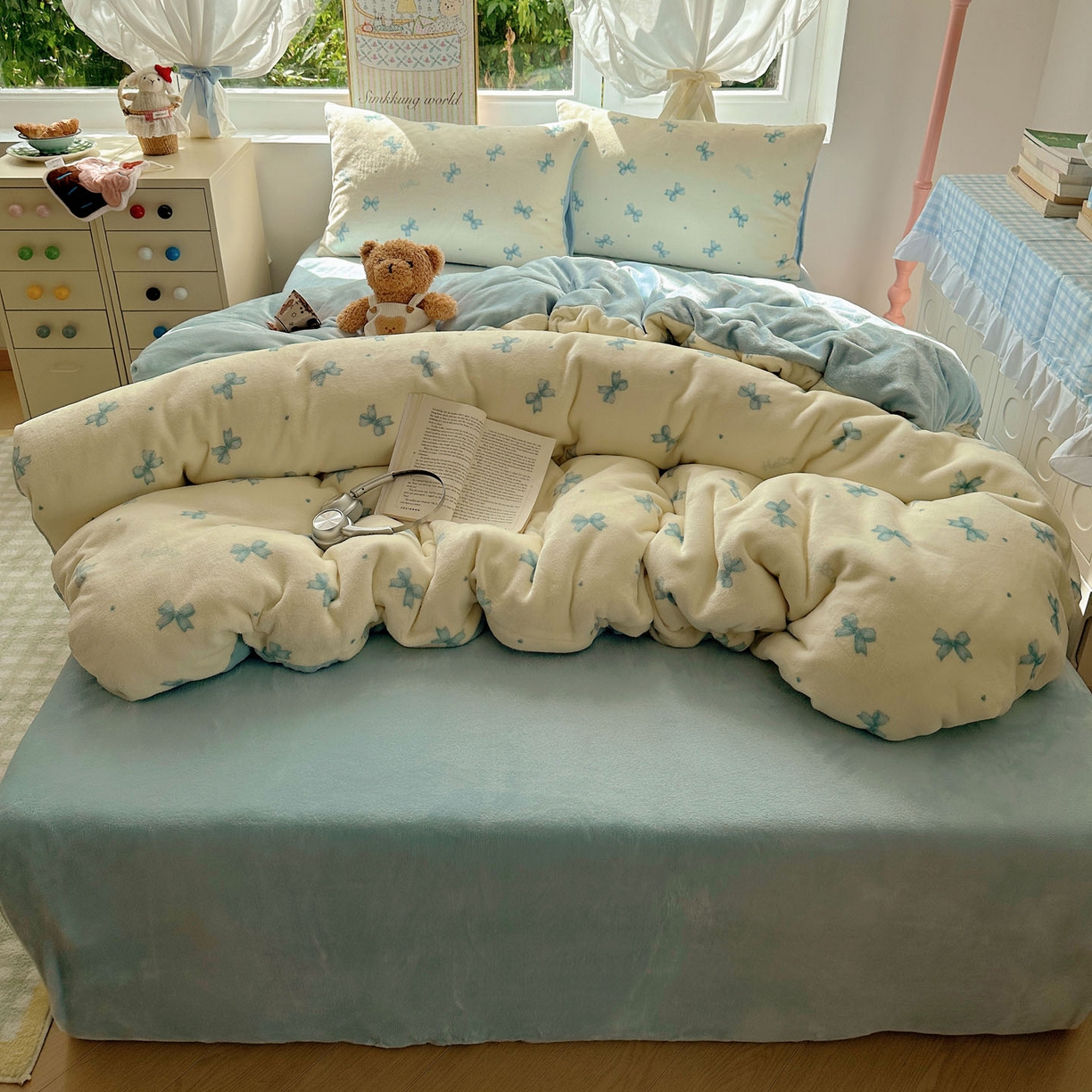 91家纺网 家纺一手货源 找家纺 暖芯优选 2025新款小清新加厚高克重牛奶绒四件套直播热款电商热款 蓝色蝴蝶结