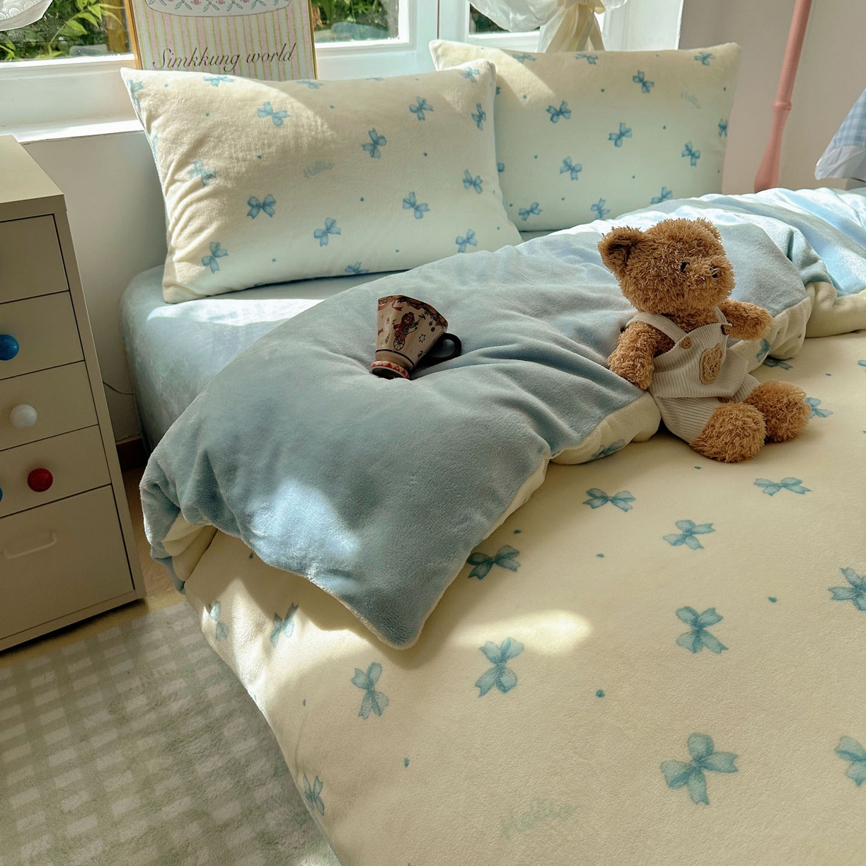 91家纺网 家纺一手货源 找家纺 暖芯优选 2025新款小清新加厚高克重牛奶绒四件套直播热款电商热款 蓝色蝴蝶结