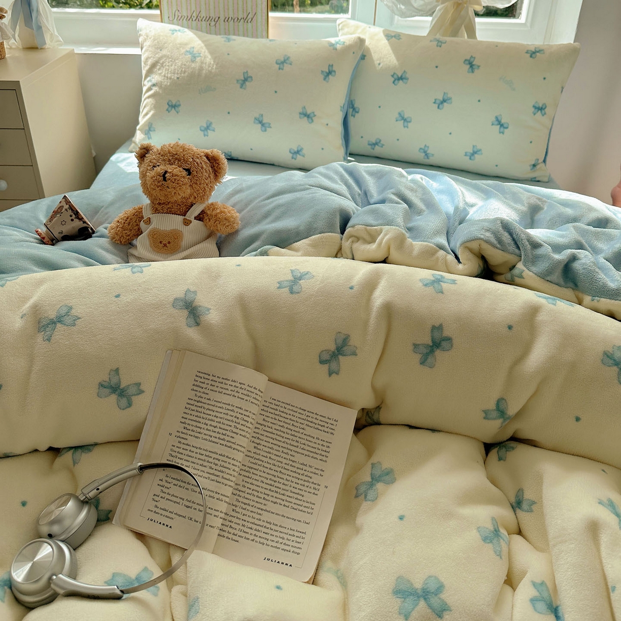 91家纺网 家纺一手货源 找家纺 暖芯优选 2025新款小清新加厚高克重牛奶绒四件套直播热款电商热款 蓝色蝴蝶结