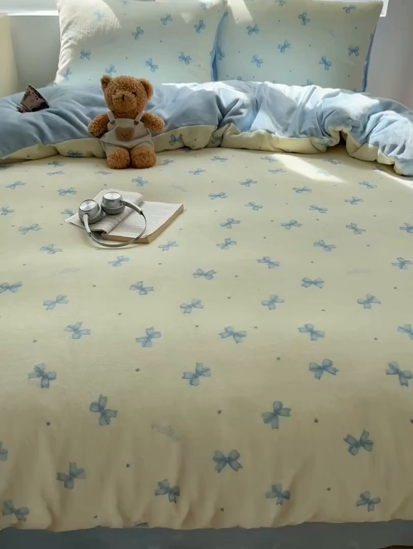 91家纺网 家纺一手货源 找家纺 暖芯优选 2025新款小清新加厚高克重牛奶绒四件套直播热款电商热款 蓝色蝴蝶结