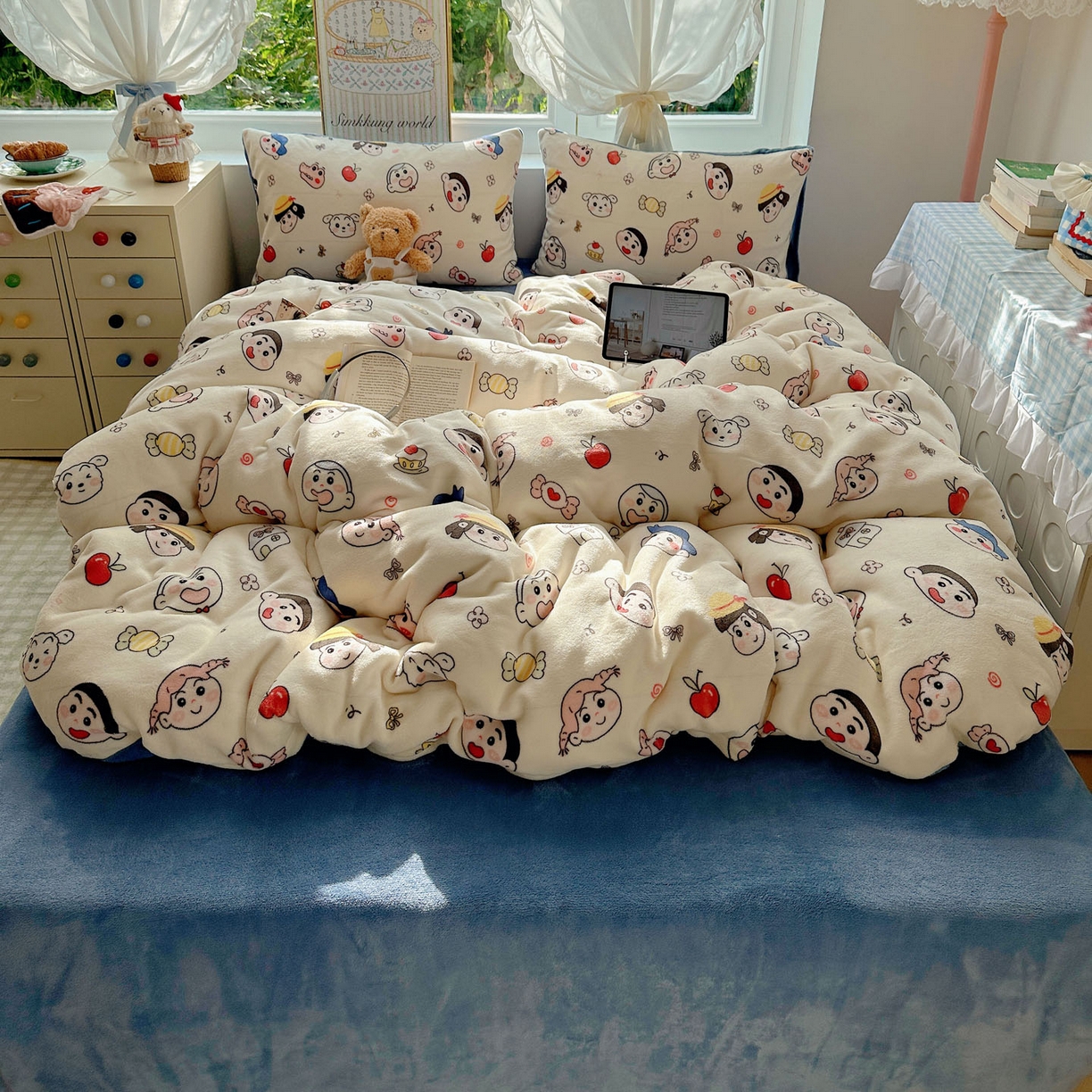 91家纺网 家纺一手货源 找家纺 暖芯优选 2025新款小清新加厚高克重牛奶绒四件套直播热款电商热款 欢乐男孩