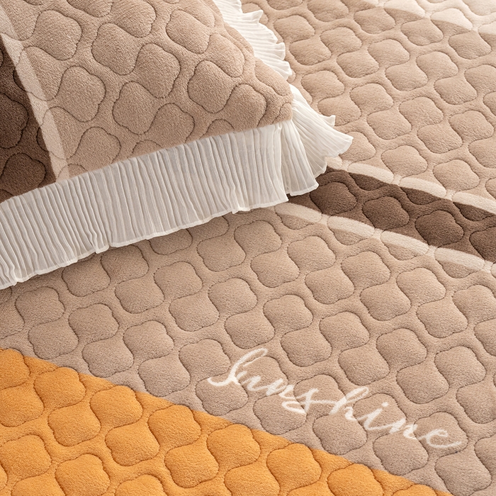 91家纺网 家纺一手货源 找家纺 冬然 2024新款牛奶绒床盖榻榻米床盖炕盖 经典条纹