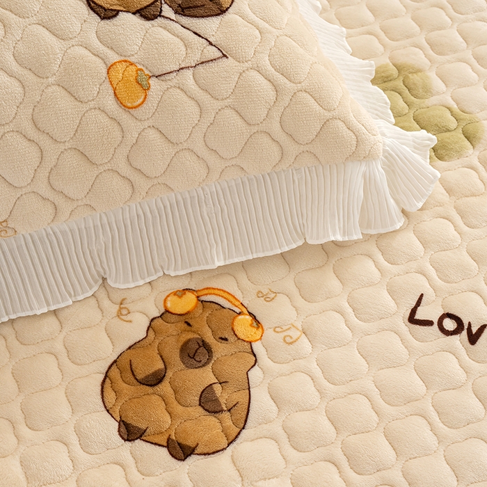 91家纺网 家纺一手货源 找家纺 冬然 2024新款牛奶绒床盖榻榻米床盖炕盖 卡皮巴拉