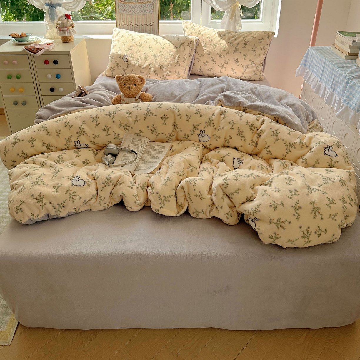 91家纺网 家纺一手货源 找家纺 暖芯优选 2025新款小清新加厚高克重牛奶绒四件套直播热款电商热款 可爱小兔