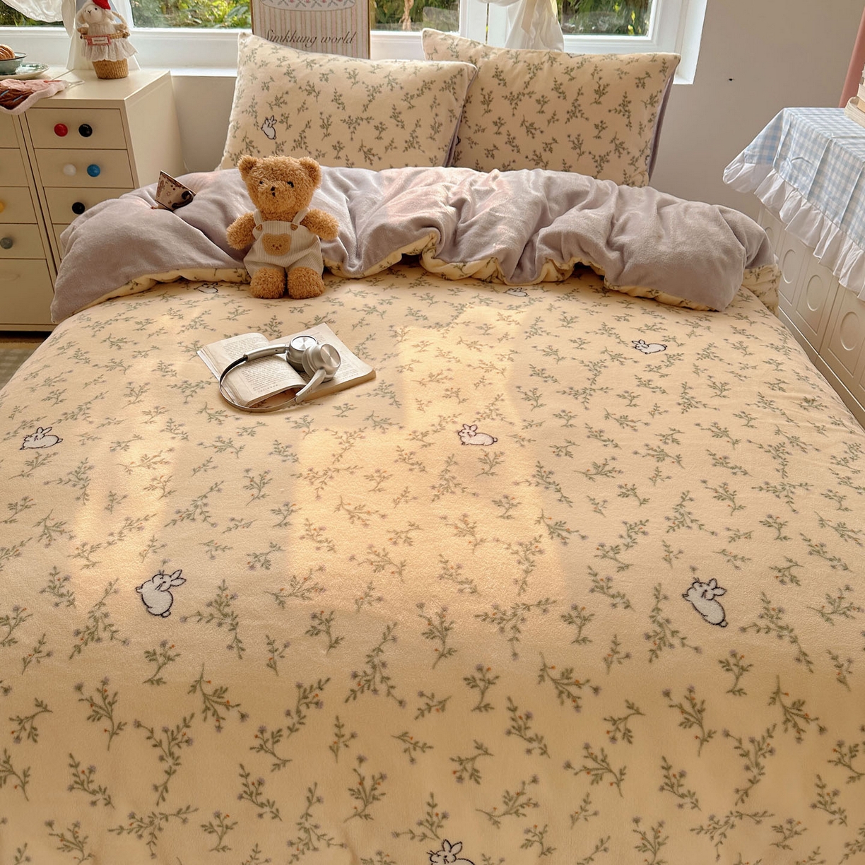 91家纺网 家纺一手货源 找家纺 暖芯优选 2025新款小清新加厚高克重牛奶绒四件套直播热款电商热款 可爱小兔