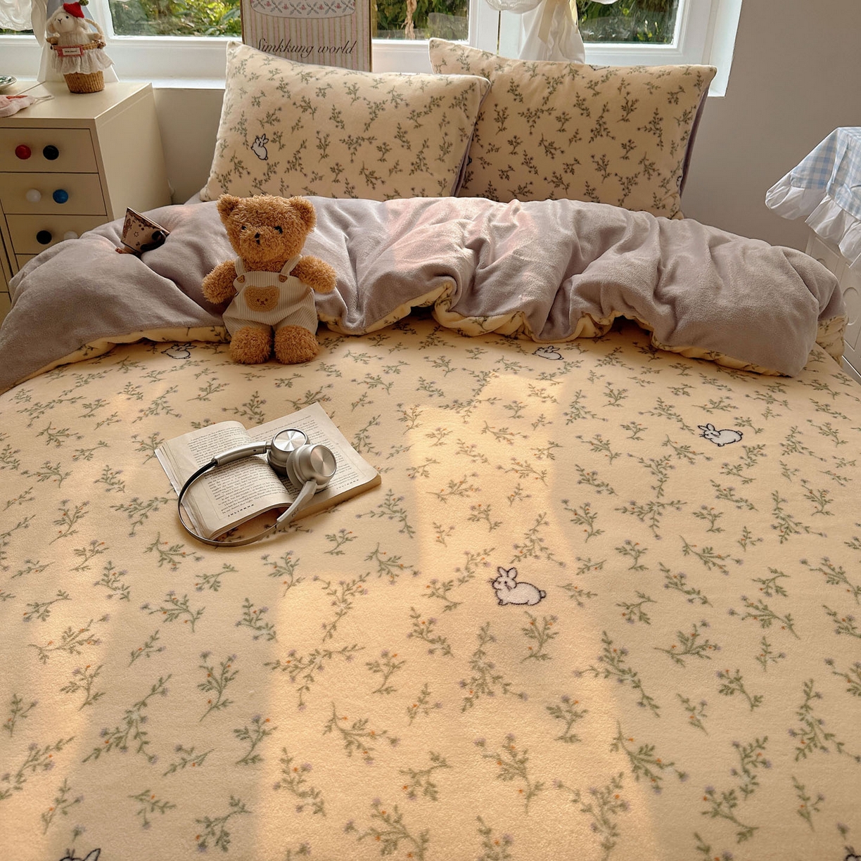 91家纺网 家纺一手货源 找家纺 暖芯优选 2025新款小清新加厚高克重牛奶绒四件套直播热款电商热款 可爱小兔