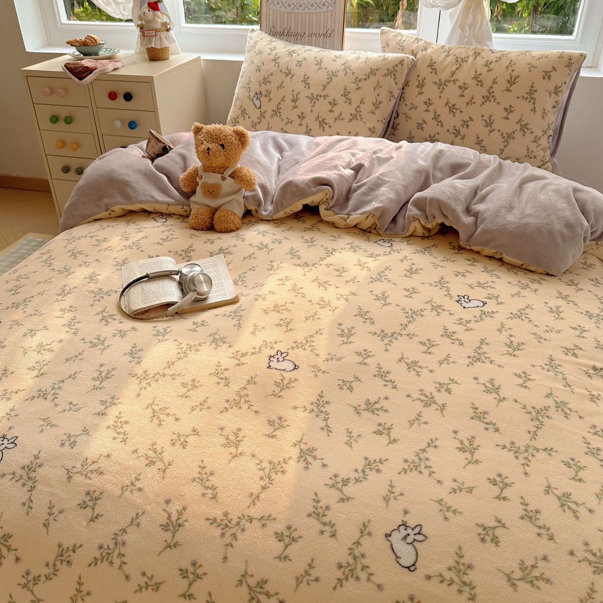 91家纺网 家纺一手货源 找家纺 暖芯优选 2025新款小清新加厚高克重牛奶绒四件套直播热款电商热款 可爱小兔