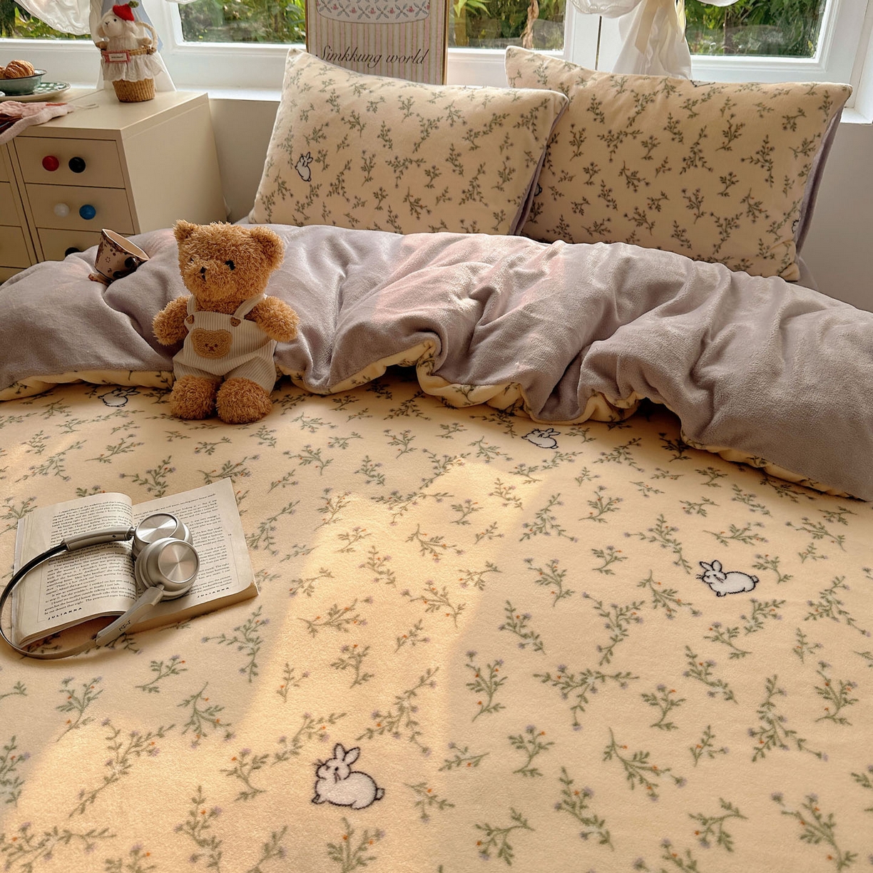 91家纺网 家纺一手货源 找家纺 暖芯优选 2025新款小清新加厚高克重牛奶绒四件套直播热款电商热款 可爱小兔