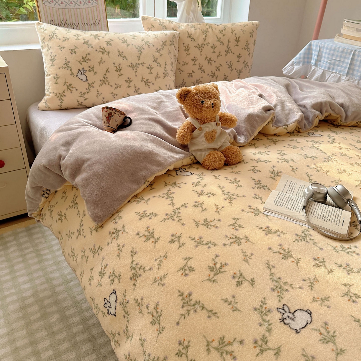 91家纺网 家纺一手货源 找家纺 暖芯优选 2025新款小清新加厚高克重牛奶绒四件套直播热款电商热款 可爱小兔