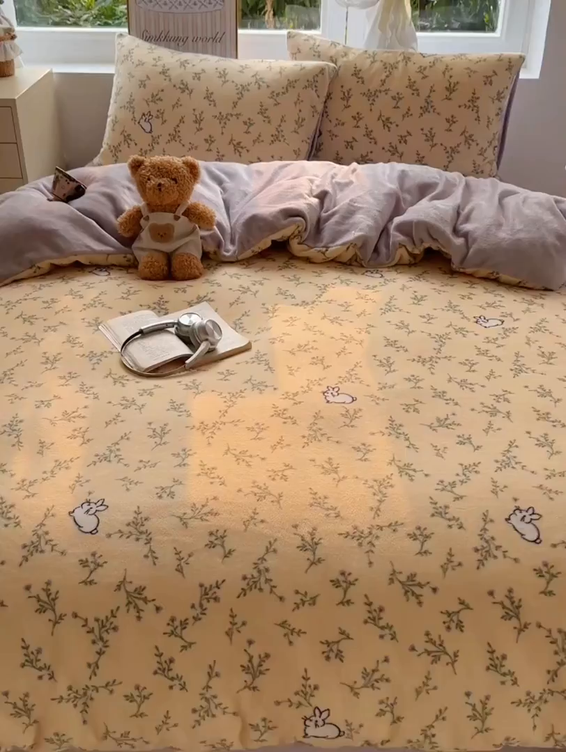 91家纺网 家纺一手货源 找家纺 暖芯优选 2025新款小清新加厚高克重牛奶绒四件套直播热款电商热款 可爱小兔