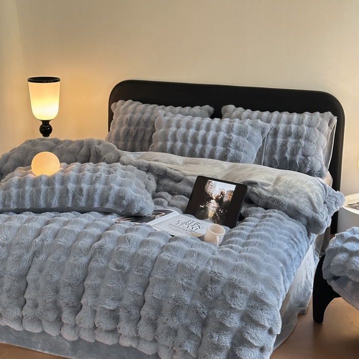 91家纺网 家纺一手货源 找家纺 小叮当家纺仓储工厂店 （买家秀 爆款不断货）2025新款A类母婴级兔兔绒大泡泡牛奶绒珊瑚绒雪花绒四件套 雅致-灰蓝