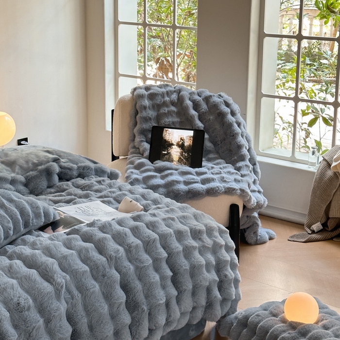 91家纺网 家纺一手货源 找家纺 小叮当家纺仓储工厂店 （买家秀 爆款不断货）2025新款A类母婴级兔兔绒大泡泡牛奶绒珊瑚绒雪花绒四件套 雅致-灰蓝