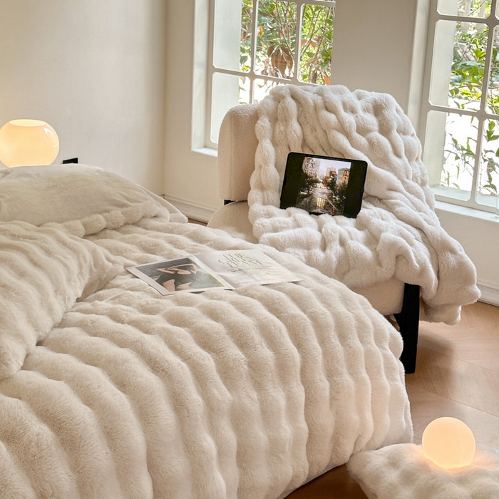 91家纺网 家纺一手货源 找家纺 小叮当家纺仓储工厂店 （买家秀 爆款不断货）2025新款A类母婴级兔兔绒大泡泡牛奶绒珊瑚绒雪花绒四件套 雅致-暖白