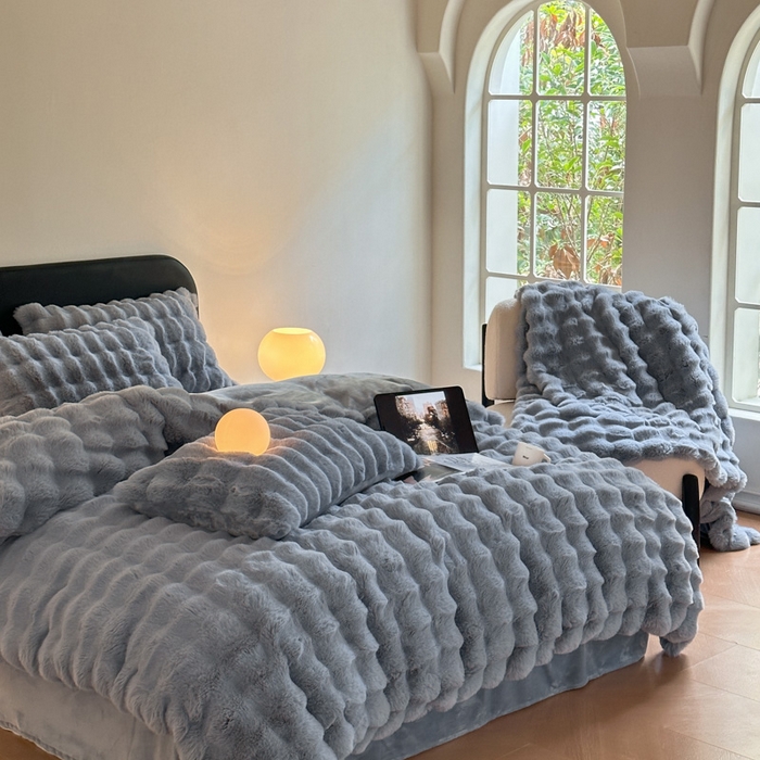 91家纺网 家纺一手货源 找家纺 小叮当家纺仓储工厂店 （买家秀 爆款不断货）2025新款A类母婴级兔兔绒大泡泡牛奶绒珊瑚绒雪花绒四件套 雅致-灰蓝