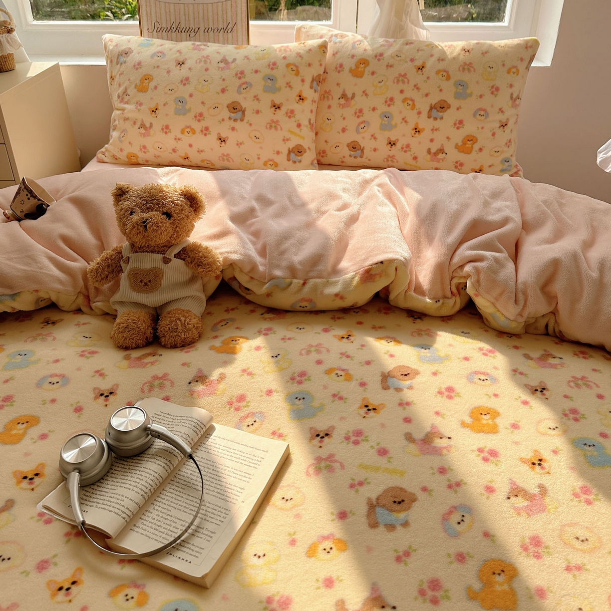 91家纺网 家纺一手货源 找家纺 暖芯优选 2025新款小清新加厚高克重牛奶绒四件套直播热款电商热款 小狗乐园