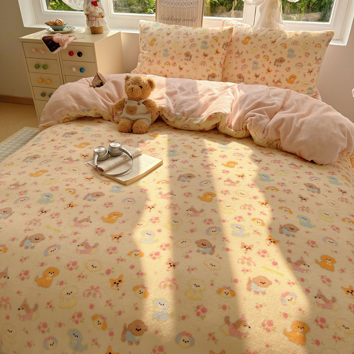 91家纺网 家纺一手货源 找家纺 暖芯优选 2025新款小清新加厚高克重牛奶绒四件套直播热款电商热款 小狗乐园