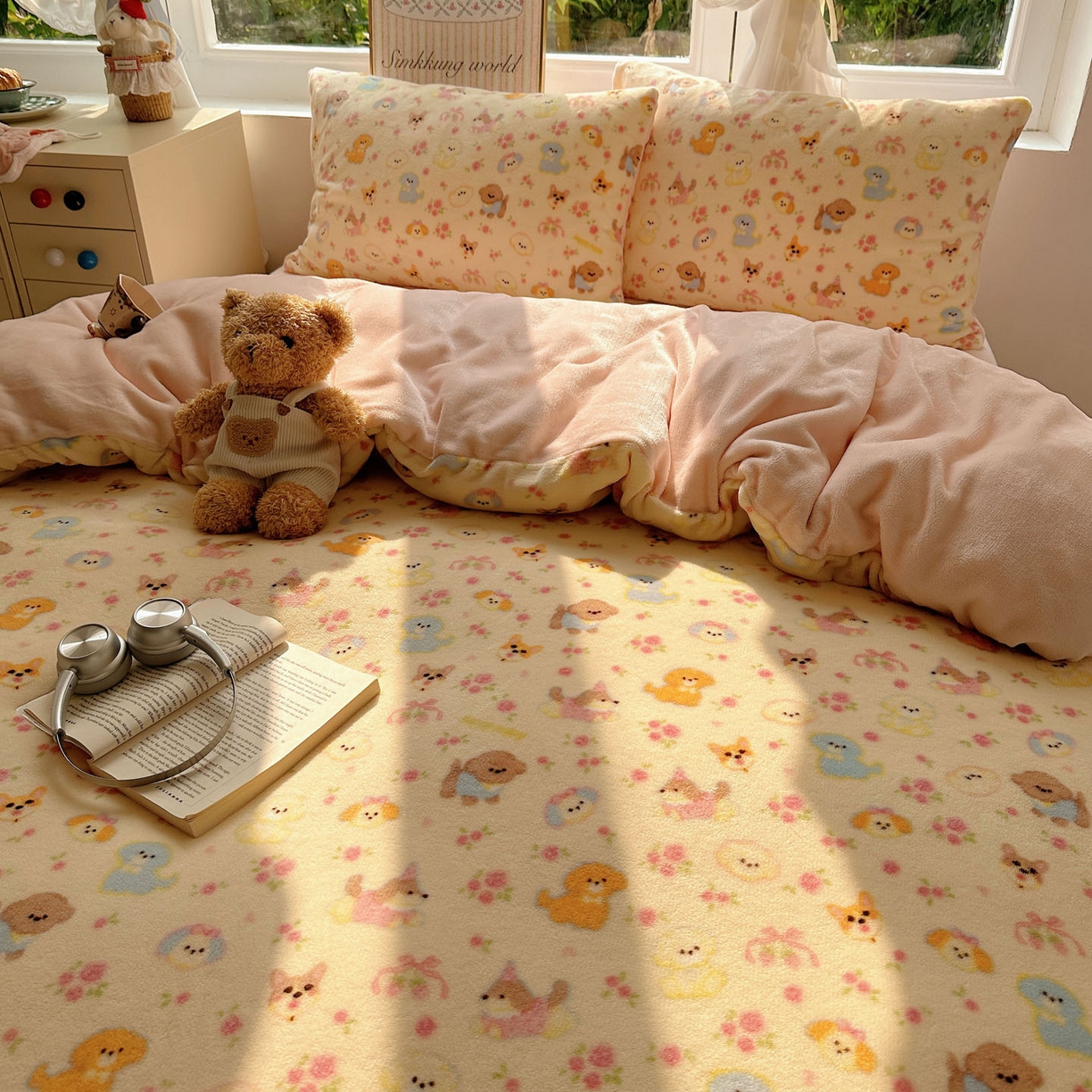 91家纺网 家纺一手货源 找家纺 暖芯优选 2025新款小清新加厚高克重牛奶绒四件套直播热款电商热款 小狗乐园