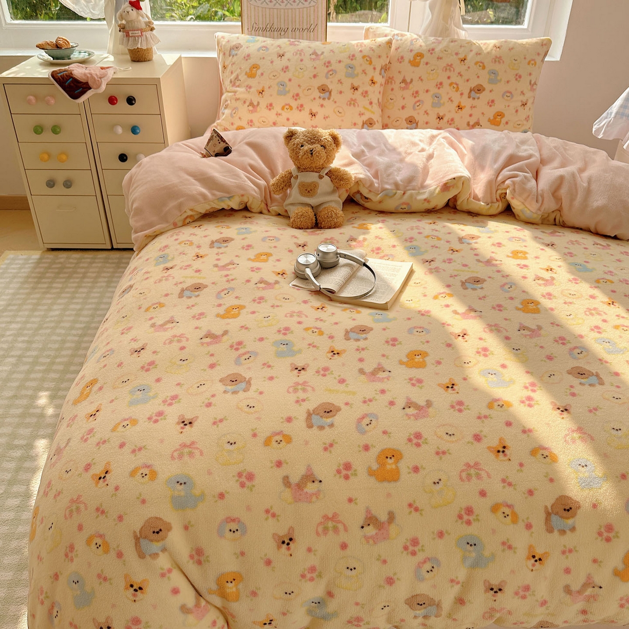 91家纺网 家纺一手货源 找家纺 暖芯优选 2025新款小清新加厚高克重牛奶绒四件套直播热款电商热款 小狗乐园