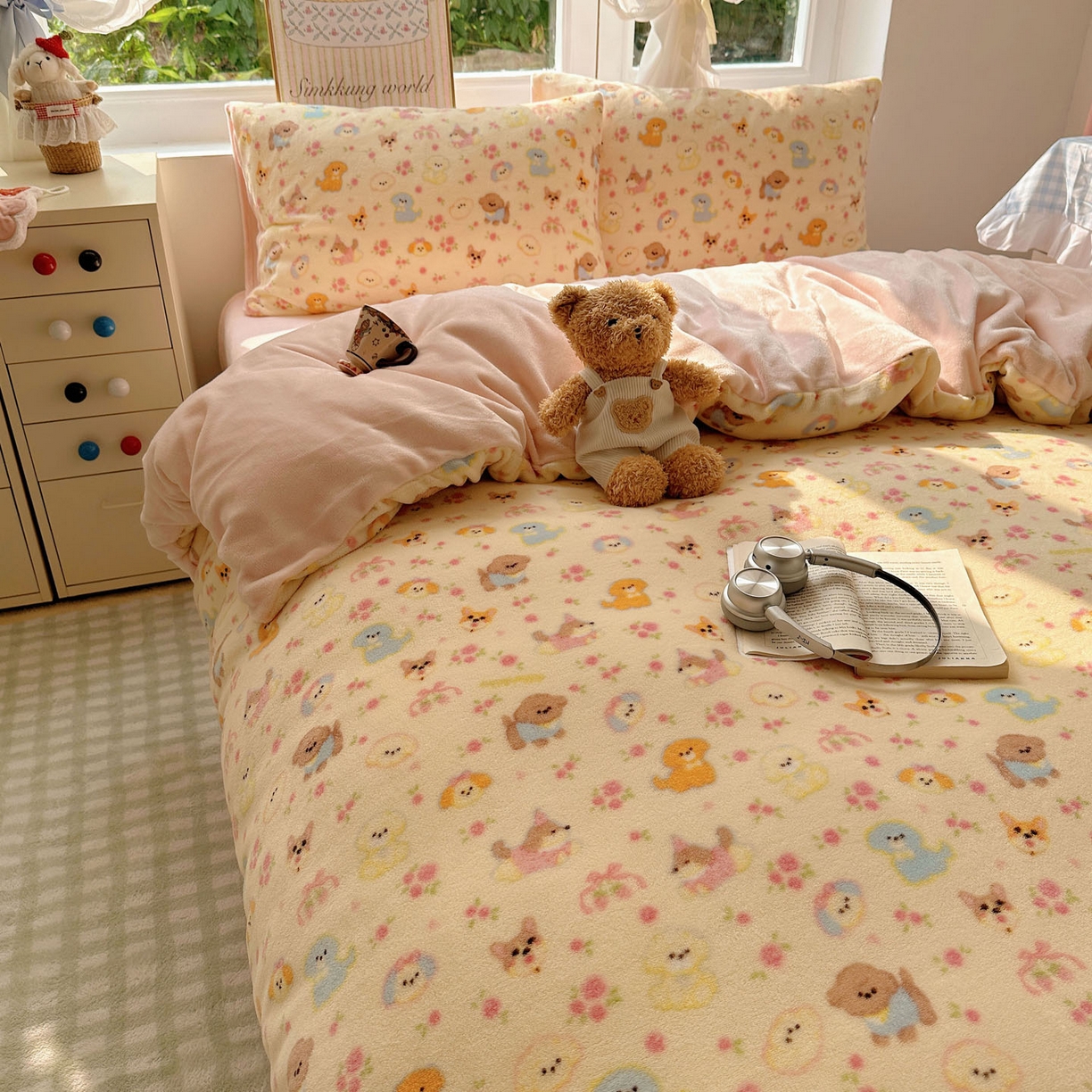 91家纺网 家纺一手货源 找家纺 暖芯优选 2025新款小清新加厚高克重牛奶绒四件套直播热款电商热款 小狗乐园