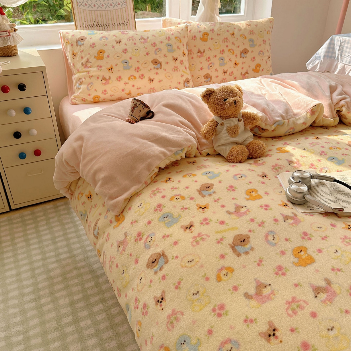 91家纺网 家纺一手货源 找家纺 暖芯优选 2025新款小清新加厚高克重牛奶绒四件套直播热款电商热款 小狗乐园