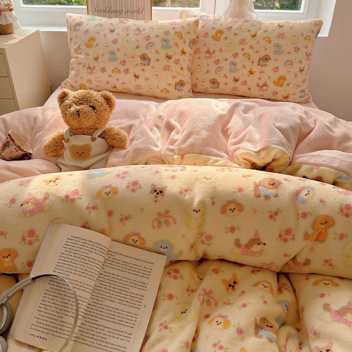 91家纺网 家纺一手货源 找家纺 暖芯优选 2025新款小清新加厚高克重牛奶绒四件套直播热款电商热款 小狗乐园