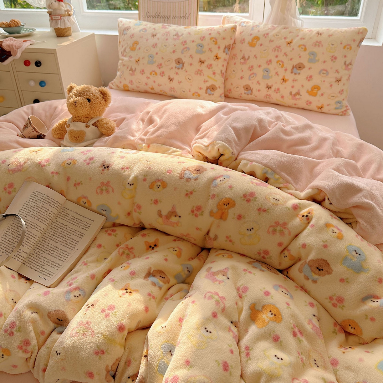 91家纺网 家纺一手货源 找家纺 暖芯优选 2025新款小清新加厚高克重牛奶绒四件套直播热款电商热款 小狗乐园